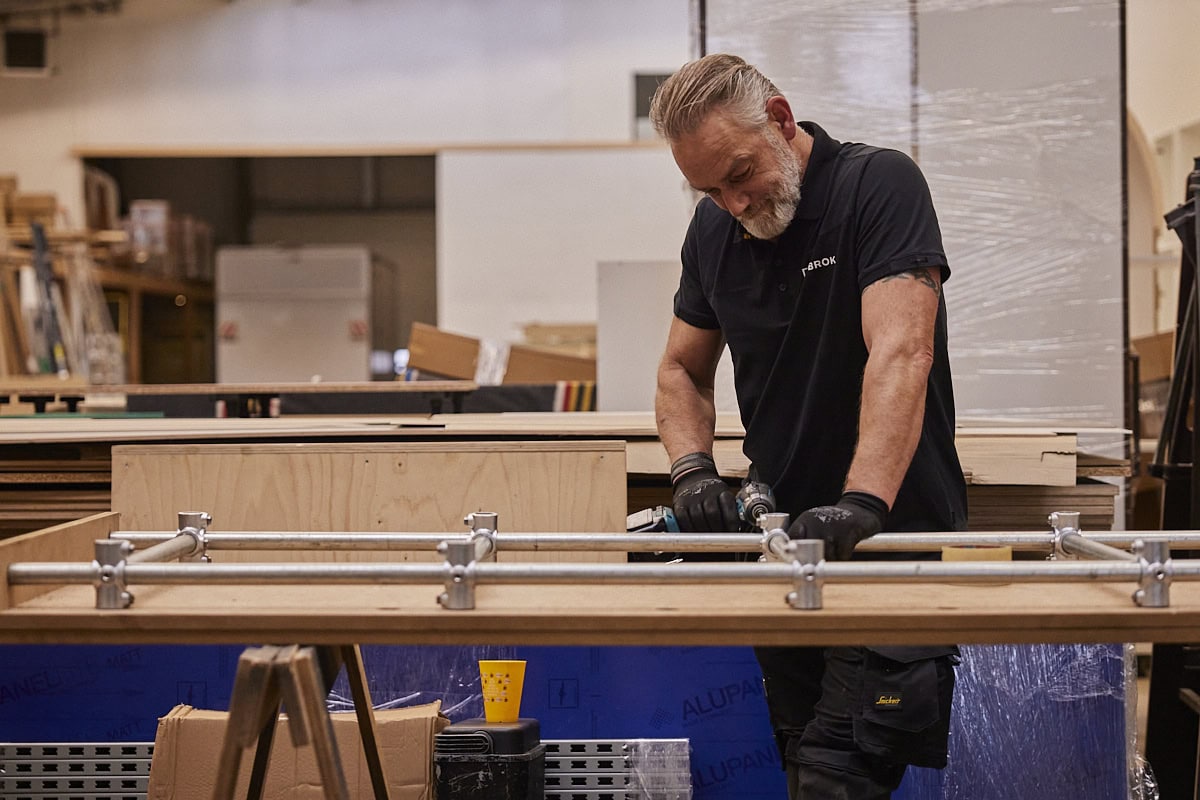 Vakman aan het werk in de werkplaats van Brok Interieurbouw